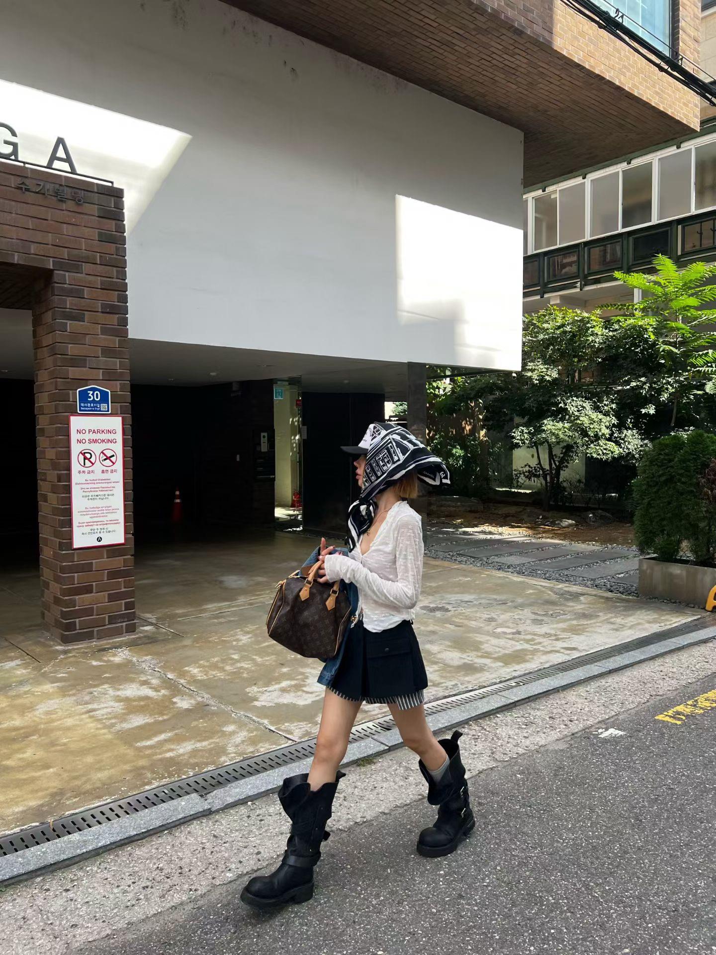 蕾絲微透彈性上衣